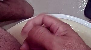 meu banheiro t� todo melado from a relaxing solo session