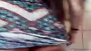 fazendo um striptease sensual enquanto tomo banho e mostro meus peitinhos pequenos