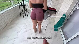 Contracted this maid with enormous ass that drives me crazy with lust