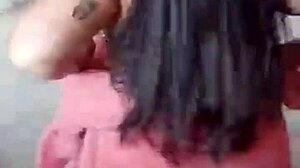 fazendo um striptease sensual enquanto tomo banho e mostro meus peitinhos pequenos