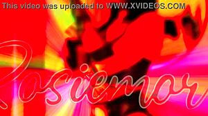 よお、このホットなマレーシアのレディーボーイ、タトゥー付きがチンポを胸で欲しがってる