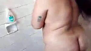 fazendo um striptease sensual enquanto tomo banho e mostro meus peitinhos pequenos