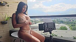 Hermanastra De Enorme Culo Y Enormes Tetas Es Follada En El Balcón De Su Casa