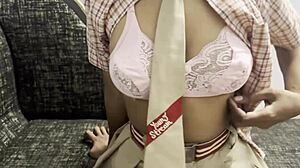 Stiefvater dreht ihre kleinen 18+ Titten hart nach Schul-Fick mit Socke