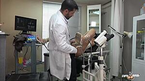 Gynekolog ødelægger røven på denne lille 18+ luder med maskine for squirt anal creampie