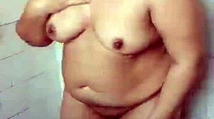 fazendo um striptease sensual enquanto tomo banho e mostro meus peitinhos pequenos