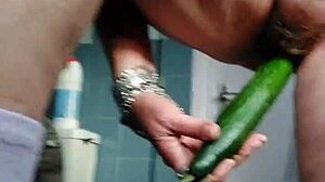 Hej, pozri si túto nemeckú granny, ako sijebe chlpatú pičku uhorkou