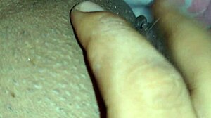 What happens when someone starts tocando uma in private?