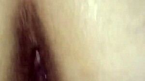 露出狂のメイドが金で濡れたマンコと大きなケツ広げて、人種間中出しの自家製3P、アジアンとエボニーの友達と