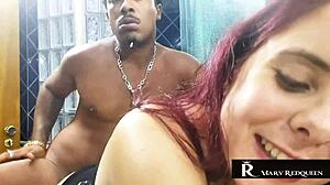 peguei o negão no banho e ele gozou na minha buceta molhada