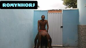 cheio de tesão, fudendo no quintal na pele...