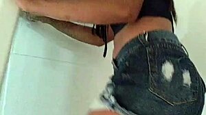 Novinho de 19 anos assinou meu site e dei pra ele mais do que deveria! Fudeu minha buceta gostoso e o corno filmou tudo.