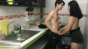 أخت غير شقيقة شهوانية تحب تركب زب أخوها مع مص عميق وكلبي كريم بي وقذف هزة جامدة