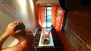 Bekijk deze voyeur huisvrouw haar kut scheren in bad!