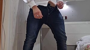 Ansima e geme with enormous cock sborra as she opens mouth to drink sperma in wild first-time neighbor encounter