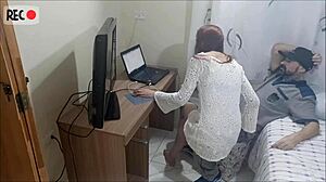 Safada without panties receives net technician for cum on ass