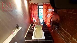 Bekijk deze voyeur huisvrouw haar kut scheren in bad!