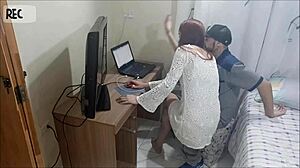 Safada without panties receives net technician for cum on ass