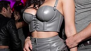 Hé, check deze vieze after work tease in leren laarzen en rok buiten 😏 deel 1 met ai geïllustreerde dans