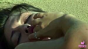 Plážová baba Juliette s veľkými cicmi a tesnou pičkou cíti sa zahltená, keď silno prichádza od intenzívneho prstkovania