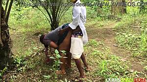 Lokale dokter leidt patiënt naar afgelegen gebied voor privé ontmoeting met Queen Anita Africa