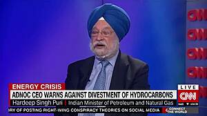 Kenapa MILF Pirang Ini Hancur Digangbang Sama Kakek Singhpur?