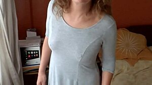 Ljubim bliskati svoje velike joške v javnosti z lingerie hlačkami, da naredim kurce trde.