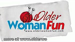 Kan du lide hvordan mine nye strømpebukser klemmer mine modne ben og får mig til at føle mig så sexet?