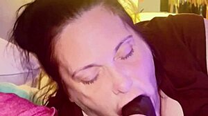 قزمة ساخنة سمينة تمص وتلعق قضيب أسود كبير هائل