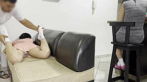 mi hijastra le gusta mi masaje y se queda quieta con big cock anal doggystyle daddy venezolana 😏🍑