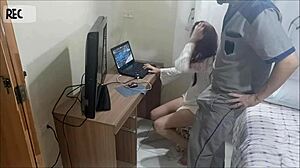 Safada without panties receives net technician for cum on ass