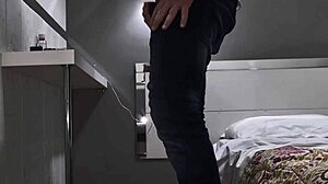 Ansima e geme with enormous cock sborra as she opens mouth to drink sperma in wild first-time neighbor encounter