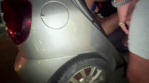 Grupo de amigos fudendo na rua no pelo na frente de todo mundo.