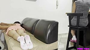 mi hijastra le gusta mi masaje y se queda quieta con big cock anal doggystyle daddy venezolana 😏🍑