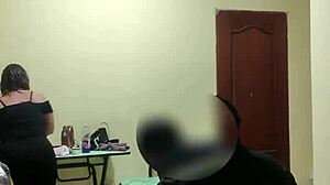 Intens hemmagjord action när jag knullar hembiträdeshoran cougar i leggings med hård creampie och smutsig prat!