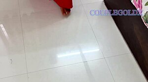 कोमल खुलेआम नहा रही थी देवर चुप के हिला रहा था 😏