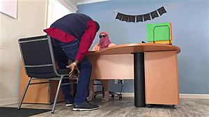 Secretária MILF branca curvilínea de vestido mini leva dedilhada por baixo e gozada interna do chefe negro