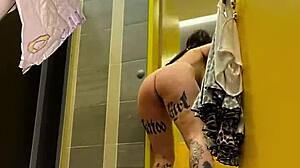 Hot woman in 1 on 1 action! She's 18-19 years old and ready!