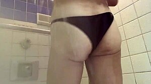 Hei, kuuntelemassa aaltoja seksikkäässä bikineissä samalla kun runkkaan kyrvää rannalla