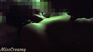 Amatérska tínedžerka sa pripája k swingers klubu párty na deepthroat blowjob a pičkovanie s nevlastnou dcérou