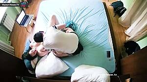 젊은 18+ 치키가 레즈비언 파트너한테 격렬 핑거링 당하는 거 봐.