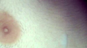 그녀가 캐주얼 스타일로 빠른 솔로 자위 즐겨