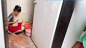 कोमल खुलेआम नहा रही थी देवर चुप के हिला रहा था 😏