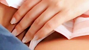 Joven Chica De Hermosa Vagina Penetrada Hasta Venirse Jugueteando Con Una Gran Polla