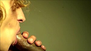 Cougar daje slinast blowjob in handjob mlademu črnemu teen-u z cum v ustih in požiranjem