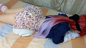 Стъпчедка девствена с тясна мека путка танцьорка ме съблазнява в цветна мини с гореща задница