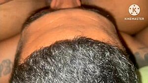 Sentando gostoso no corninho enquanto ele assiste e se excita com a cena. Eu domino a situação completamente.