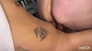 Kakšen okusen priboljšek imaš, pogoltnem vse globoko, očko, in ljubim, kako me delaš čutiti neverjetno