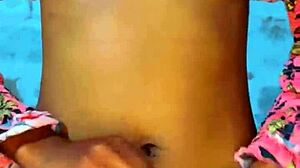 Tako se počutim pohotno, ko razmišljam o teh ženskah z mokrimi pičkami in tesnimi vaginami