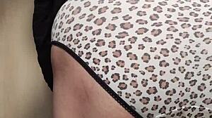 Explosiva bröst på högstadieflicka, du blir till en storasyster med den glänsande analpluggen i din hembiträdesuniform